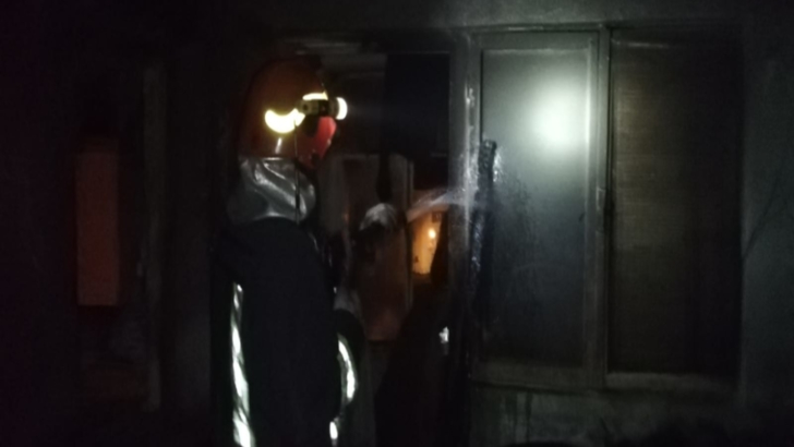 VIDEO Incendiu într-un apartament din Vaslui. Victima a suferit arsuri pe 12% din suprafața corpului